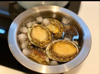 step2: 立即把鮑魚放入冰水冷卻，此做法令肉質更爽口彈牙