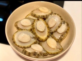 step5: 用牙刷輕輕刷走裙邊和兩邊的污垢