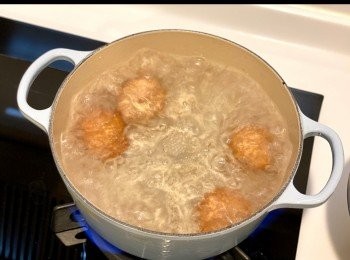 step7: 製作溏心蛋

雞蛋放室溫至少2小時，大火煮滾熱水，放入雞蛋煮6分鐘