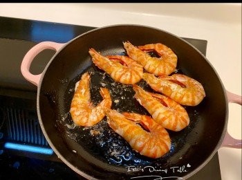 step6: 放入粉絲（粉絲有水份，不用額外加水）炒至水份收乾，大蝦舖面，小火合蓋煮3分鐘後即可上碟

調味料建議用頭抽/盆曬生抽味道更佳！