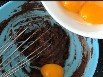 step4: 然後每次加入一個蛋黃攪勻