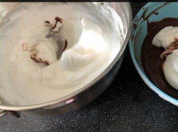 step13: 把三份一蛋白加到可可粉漿裡面，以翻底方式攪勻