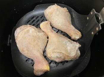 step4: 將雞腿排放在炸鍋內，噴油