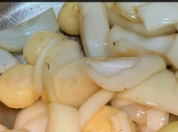 step7: 加入甘筍及番茄炒勻，放上金錢展、牛筋及牛骨，倒入牛高湯(要蓋過金錢展，如不夠牛高湯，可加入少量清水)