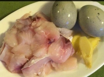 step2: 鯇魚1片，約150g洗淨切片。皮蛋2隻，去殼及洗淨後切粒。

鯇魚片放入碗內，加入紹興酒、麻油、鹽及胡椒粉醃10分鐘。