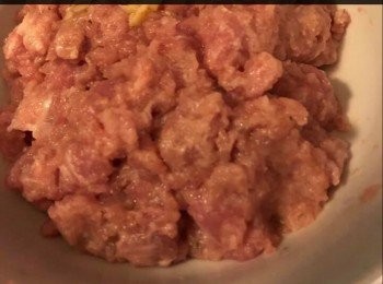 step2: 豬絞肉 2/3杯。