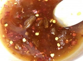 step6: 於碗內放入柚子蜜、指天椒、魚露、青檸汁和醋混合成醬。