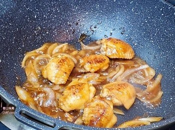 step8: 埋芡煮至收汁。