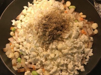 step7: 加入少許鹽與黑胡椒粉炒勻，