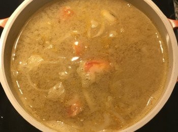 step5: 將味噌倒入滾湯中拌勻；煮滾後用鹽調味；