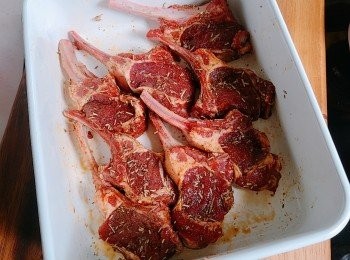 step2: 羊架均勻地塗上所有<span class="group_2">醃料</span>，醃3小時或以上。