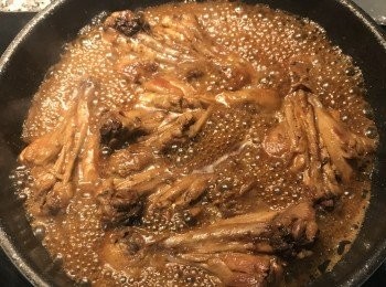 step7: 煮約7-8分鐘後掀開蓋子翻面，再蓋回去繼續煮；