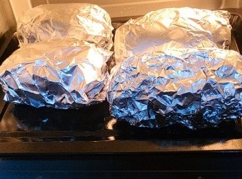step4: 用錫紙包裹放入焗爐200度焗約50-60分鐘。刀仔輕易插入即表示已熟。