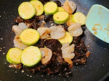 step4: 最後再加回翠玉瓜和貓耳朵快手炒勻便可上碟。