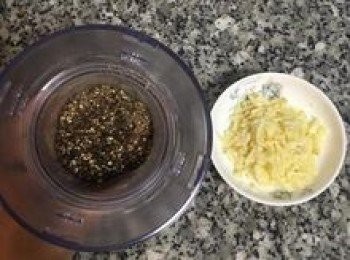 step6: 用果汁機碎果功能將黑胡椒粒、花椒粒和鹽的混合<span class="group_2">醃料</span>略微打成粗粉（亦可裝到袋子裡壓碎成粗粒）；蒜頭則拍扁後去皮切粗末；並將兩者混勻；