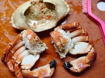 step2: 清理乾淨裏面的內臟、去掉兩側的腮和蟹嘴。