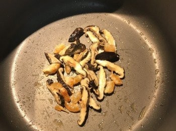 step3: 鍋裡放少許油，炒香蝦米和香菇；