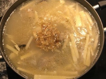 step7: 煮到筍子熟了，排骨軟了，就可調味；並下油蔥酥提味；