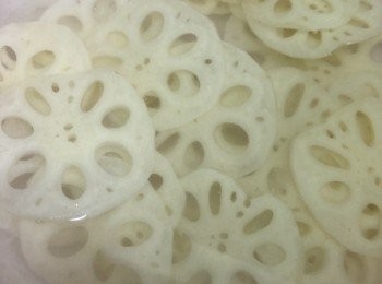 step3: 放入水中浸一陣（水放1湯匙醋防止蓮藕氧化）。