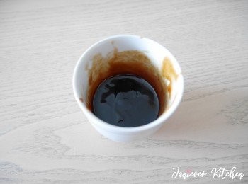 step1: 將豬肉洗淨並用廚房紙吸乾表面的水，並用刀背剁鬆豬肉。將調味料全部拌勻。把一半調味料掃上豬肉，並放入雪櫃4-6小時。