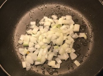 step3: 原鍋殘油炒香洋蔥丁，