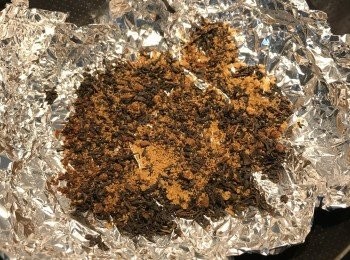 step7: 鍋裡鋪上鋁箔紙，亮面朝上，撒入茶葉與糖，放上架子；