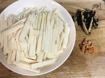 step2: 竹筍洗淨除去較老的部位後，切成長條狀，香菇切絲、蝦米略切；