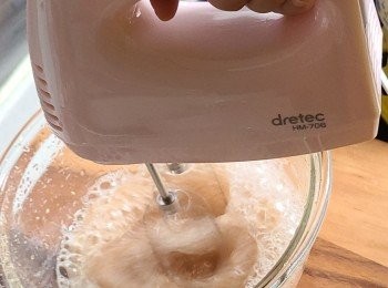 step3: 以中速打發約 4分鐘，看到水變成淡黃色就完成了。（每部hand mixer 的Watt 都不同，請自行隨機應變）