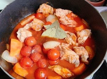 step6: 加入甘筍、月桂葉、喼汁、黃糖、生抽、去皮原粒蕃茄和適量的水(水量剛蓋過材料即可)拌勻後煮滾。