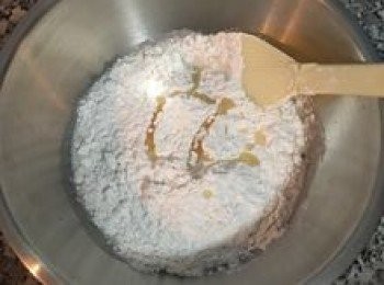 step9: 先將牛奶、酵母和糖秤入後略拌勻，再加入中筋麵粉及沙拉油。