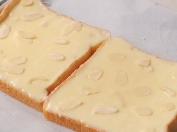 step1: 將芝士片、淡忌廉、牛油、蜂蜜、牛奶隔水座溶 成順滑的芝士糊。