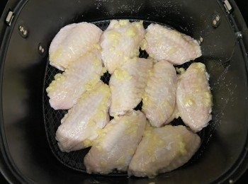 step6: 將<a href="https://bit.ly/3zHU5V3" target="_blank" data-keyword="雞翼" class="guide-link"><strong>雞翼</strong></a> <span style="display:inline-block;vertical-align:middle;margin-top:-3px;color:initial;border-radius:3px;padding:2px 3px;font-size:12px;line-height:14px;background:#87d300;color:#fff;">即買</span> 排放在炸鍋內（我用不黏底炸籃網底），掃上一層蒜蓉牛油