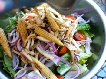 step11: 準備一個大碗，放入生菜、小番茄、紫洋蔥、玉米筍、菇類