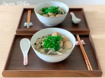 step7: 把麵和貢丸放入即可上菜。