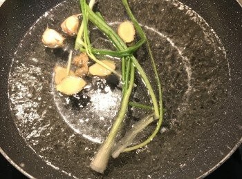 step3: 雞腿從背面延著骨頭劃刀，可以幫助熟成；