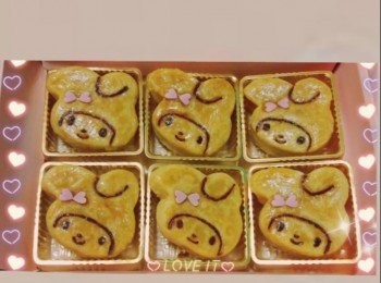 step4: 用奶黃餅皮30g 包上餡18g 鹹蛋黃¼ ，然後用medfly 曲奇餅印模壓出造型，再加上2片心形糖片裝飾，然後放入雪櫃雪一個鐘。

掃月餅蛋液做法：30g蛋液加老抽攪勻 用180度已預熱20分鐘以上的焗爐放中層焗8分鐘，取出5分鐘定型稍涼掃蛋液，等5分鐘待乾再掃第二次蛋液，放入中層焗180度焗4分鐘取出稍涼掃蛋液，同様等5分鐘待乾再掃第二次蛋液，入爐焗3分鐘再重複多一次以上掃蛋液技巧，便可。

為了增加月餅公仔線條明顯，我用了朱古力筆。