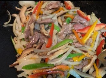 step5: 材料分別炒到半熟，加入粉絲煮熟，最後加入<span class="group_2">調味料</span>，就可上碟