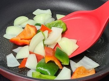 step4: 熱鑊... 以少許油將洋蔥、青紅椒略炒。