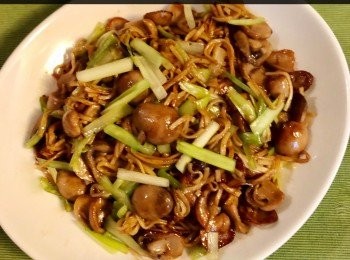 step4: 先燒熱油鑊，加入草菇及韭黃，炒香約1分鐘，並加鹽調味，加入麵條及水煮約3分鐘 ，再加入蠔油 及老抽。




For more recipes, please go to my Facebook page:-
https://m.facebook.com/carlineki/