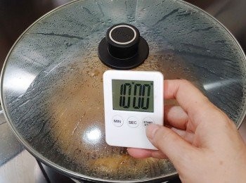 step11: 滾起後蓋上蓋慢火炆煮約10分鐘