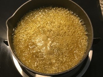 step5: 山槴子粉水煮到大滾即可。如果用山槴子果實者，不要滾太久，才不會產生苦味。