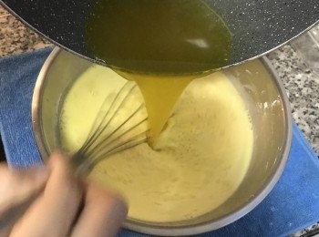 step6: 將木槴子滾水沖入<span class="group_2">粉漿</span>中（地瓜<span class="group_2">粉漿</span>會沉澱，所以要沖前，請再攪拌均勻。）