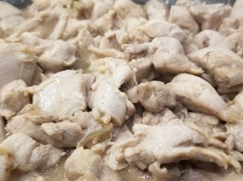 step2: 將<a href="https://bit.ly/2ZxapeY" target="_blank" data-keyword="雞扒" class="guide-link"><strong>雞扒</strong></a> <span style="display:inline-block;vertical-align:middle;margin-top:-3px;color:initial;border-radius:3px;padding:2px 3px;font-size:12px;line-height:14px;background:#87d300;color:#fff;">即買</span> 洗淨，切細件，用生粉和油先撈匀，大火下鑊爆香，期間下酒，煮至8成熟，備用。★看Tips

✖煮雞時出水，不要留下