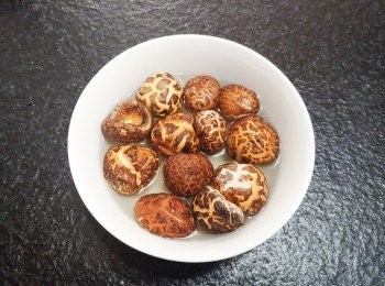 step2: 冬菇提早浸軟; 切去蒂後搾乾備用