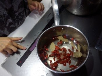 step3: 將水、枸杞 、鹽、香葉煮沸
將慢煮袋中的雞汁倒入後放涼