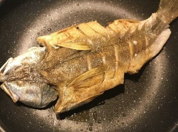 step6: 煎上色後翻面，將另一面也煎上色；