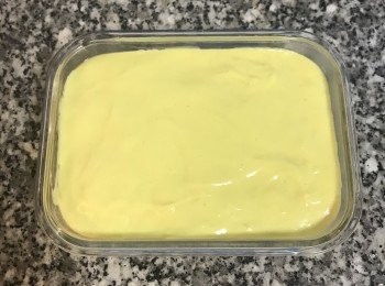 step8: 倒入模具中，抹平並敲出氣泡；