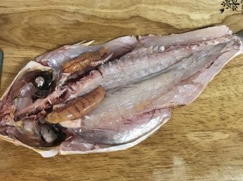 step2: 將魚從肚子剖開但不切斷；