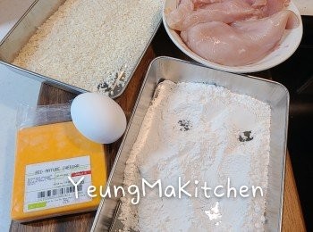 step1: 預備材料 ：<a href="https://bit.ly/3EZL8dD" target="_blank" data-keyword="雞胸" class="guide-link"><strong>雞胸</strong></a> <span style="display:inline-block;vertical-align:middle;margin-top:-3px;color:initial;border-radius:3px;padding:2px 3px;font-size:12px;line-height:14px;background:#87d300;color:#fff;">即買</span> 肉橫切剖開，對半切成2大片。芝士切成條狀。麵粉和粟粉以1：1的比例先拌勻。混入粟粉皆因有黏性，會使雞肉卷不易散掉。