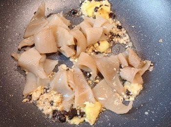 step4: 放少許油下鑊先炒生薑、豆豉及蒜蓉，後放入象拔蚌翻炒。